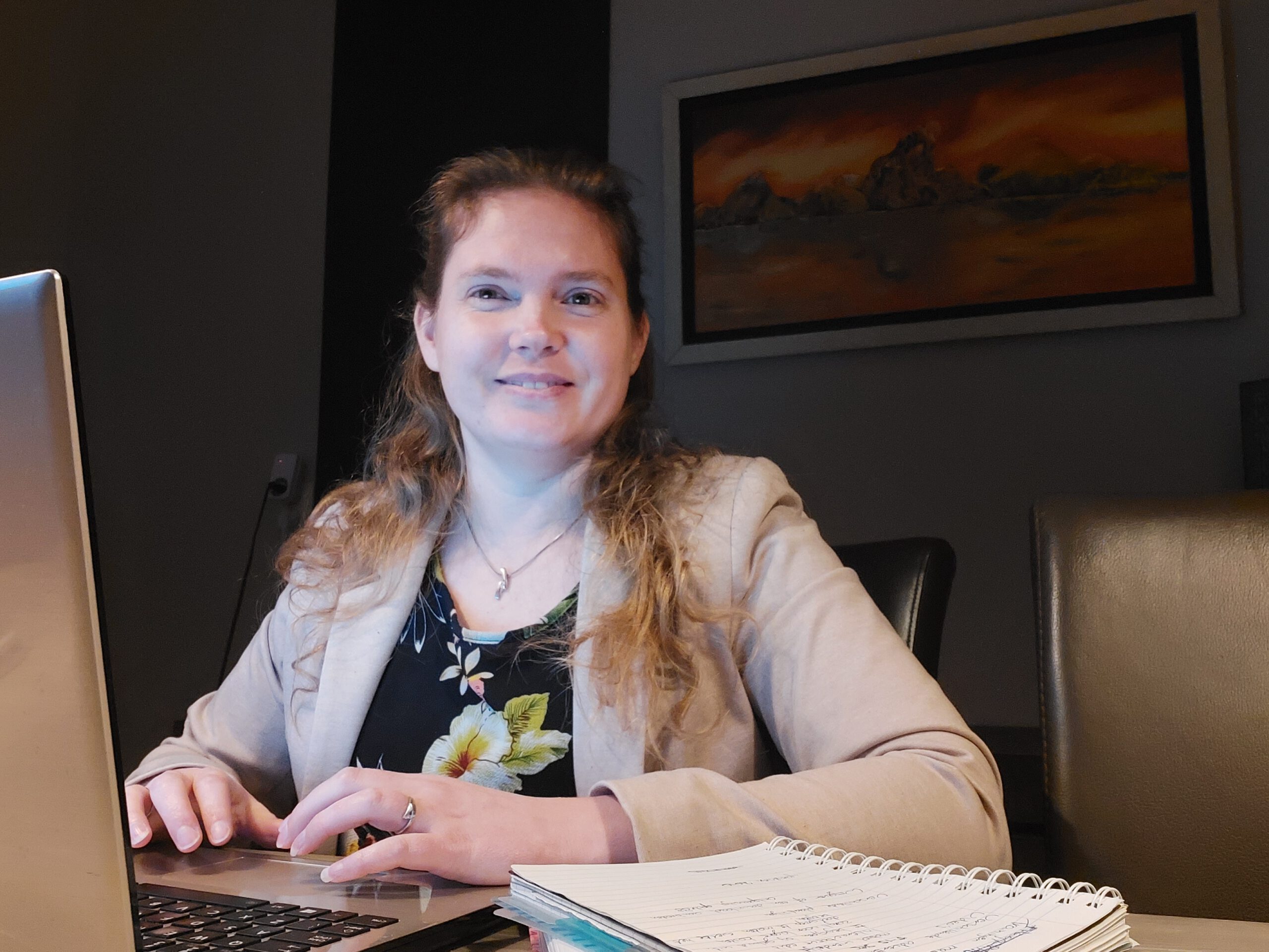 Dina van Free-mind, gespecialiseerd in life coaching, massage en Access Bars behandelingen.